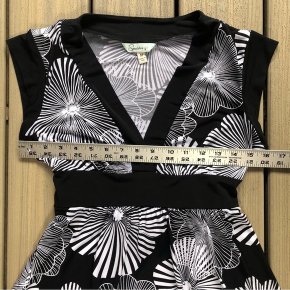Speechless Made in USA Black & White V Neck Floral Dress with Tieback Size M - Picture 6 of 9